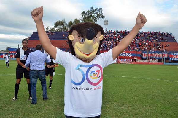 El Pichi dio el puntapieacute inicial al Torneo Anual 50 antildeos de Canal 7