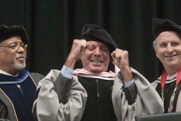 Julio Iglesias es doctor honoris causa