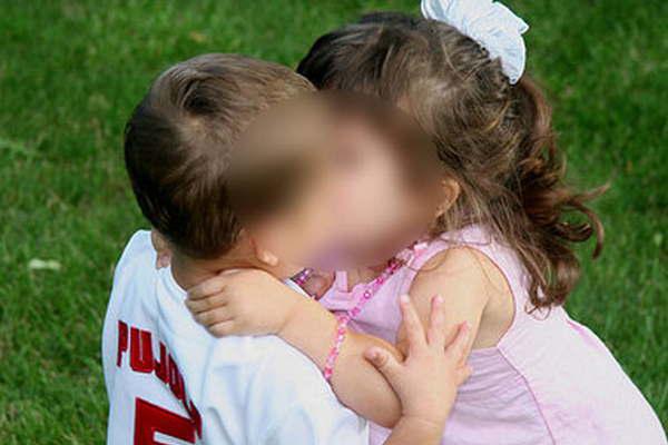 Sorprenden a dos parejitas de 5 y 10 antildeos a los besos en la escuela