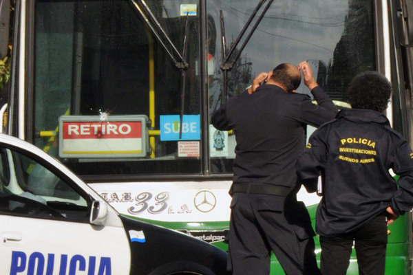 Dos ladrones muertos y un herido en un tiroteo dentro de un colectivo