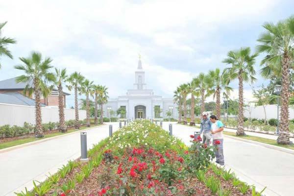Mormones santiaguentildeos participan en Coacuterdoba de la inauguracioacuten del segundo templo del paiacutes