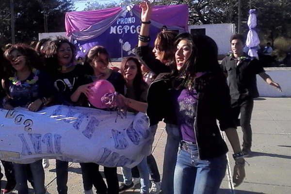 Presentacioacuten de buzos en el colegio 25 de Abril de Garza
