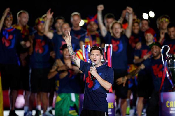 iquestQueriacutean las tres Acaacute estaacuten las tres dijo un eufoacuterico Messi