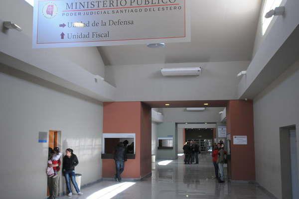 Bioquiacutemica filmoacute con su celular mientras nintildeera le robaba  4000