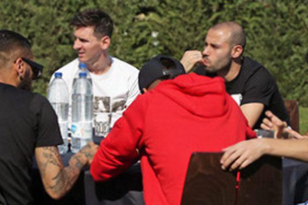 Coacutemo un asadito de Mascherano unioacute a Messi Neymar y Luis Suaacuterez