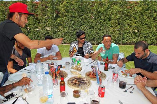 Coacutemo un asadito de Mascherano unioacute a Messi Neymar y Luis Suaacuterez