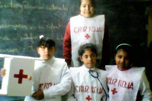 La escuela Los Pinos hizo la presentacioacuten de sus brigadas de Seguridad Vial y de la Cruz Roja Escolar