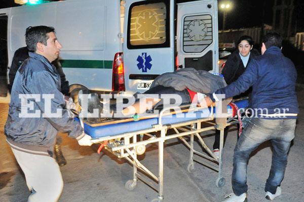 Ocupantes de un automoacutevil quedaron atrapados luego de protagonizar un choque con una combi