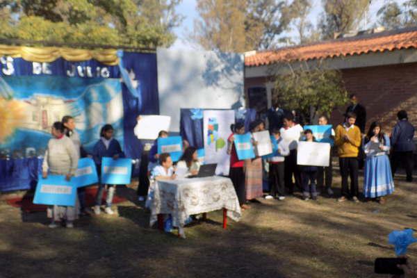 Emotivo acto patrioacutetico de la comunidad escolar de Aspadi