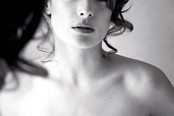 La actriz Salma Hayek deslumbra con un topless