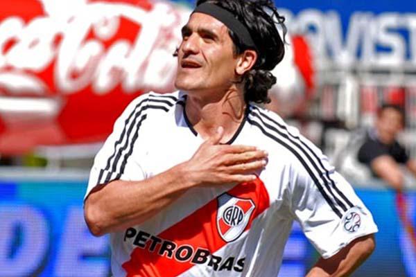 La pelota sonriacutee- Ariel Ortega vuelve al fuacutetbol