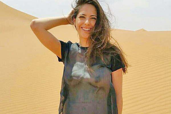 Victoria Vannucci desnuda en la arena