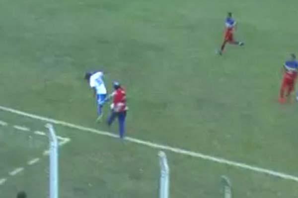 Medios nacionales se hicieron eco de la agresioacuten del DT Martel a un jugador rival