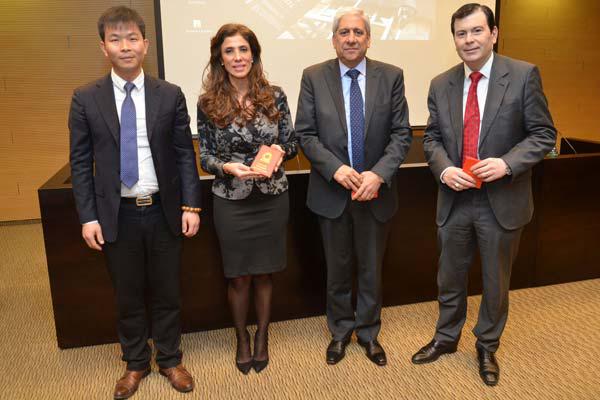 La gobernadora con representantes de la empresa Power China