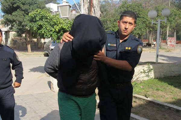 Irrumpioacute en la casa de su ex novia y amenazoacute de muerte a toda su familia