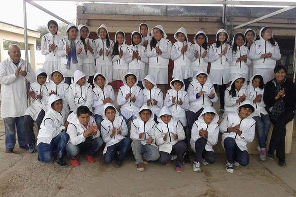 La promocioacuten 2015 de la escuela 60 estrenoacute chalecos