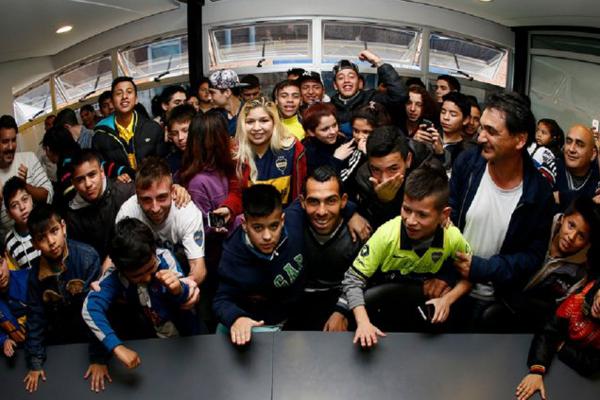 Tevez recibioacute a los chicos de un comedor de Fuerte Apache