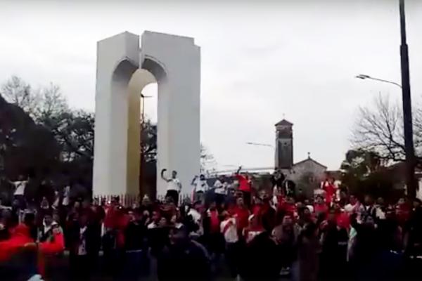 VIDEO- Los hinchas de River le ponen color a la espera
