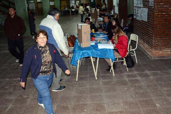 La lluvia complica las elecciones en distintas ciudades del interior
