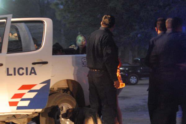 Cabo de policiacutea peleoacute en un boliche y fue expulsado de la fuerza