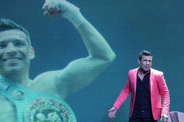 Maravilla desnudo en el escenario