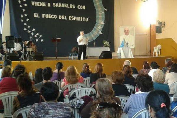 Los santiaguentildeos se reuacutenen en busca de la sanacioacuten interior