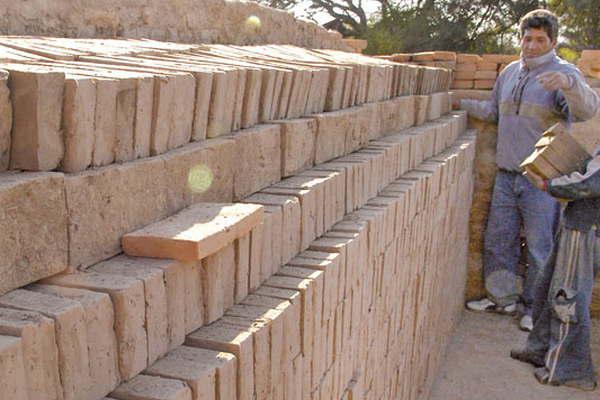 El precio del ladrillo comuacuten para obra tuvo un aumento de casi el 16-en-porciento- desde abril en Santiago