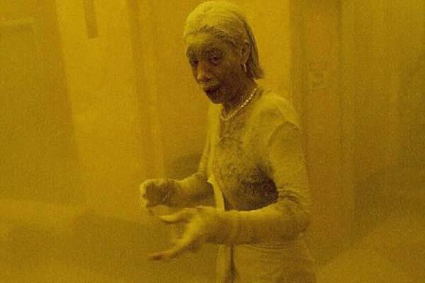  La mujer que por esta foto del 11-S se hizo viral ahora murioacute de caacutencer