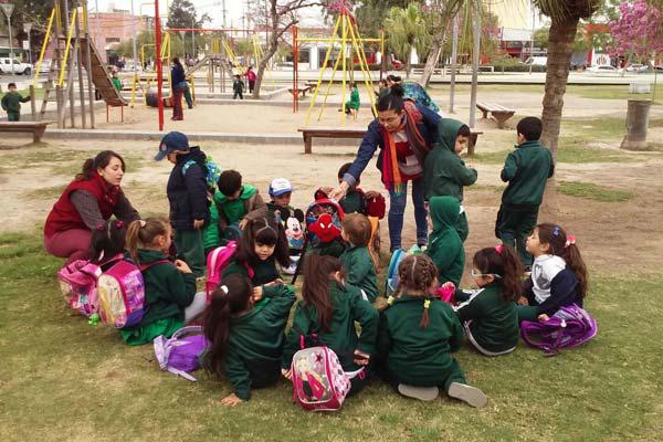 Nintildeos del jardiacuten comparten paseo por la plaza junto a sus maestros