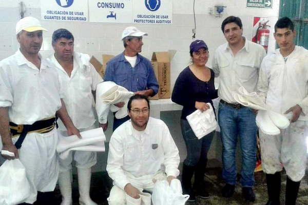 Entregaron indumentaria al personal del matadero municipal de Sumampa