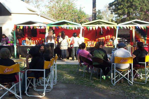 Se desarrolloacute con eacutexito la Feria de Artesanos y Emprendedores