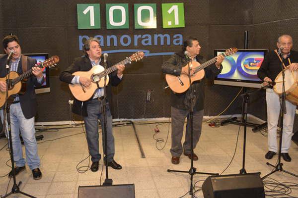 Los Manseros Santiaguentildeos rindieron homenaje a Canal 7