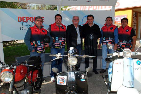La Asociacioacuten de Motos Antiguas recibioacute la donacioacuten de chalecos identificatorios