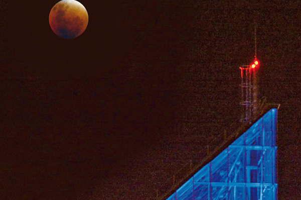 La superluna maravilloacute a los santiaguentildeos