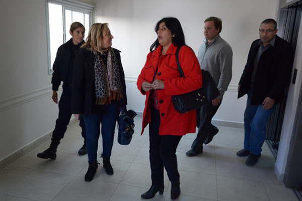 Emborrachan y fotografiacutean a un joven con un objeto faacutelico en su cuerpo