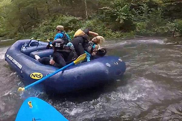 Dos hermanas borrachas a las pintildeas mientras haciacutean rafting