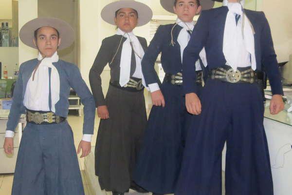 Iacutetalo Nicolaacutes Santiago y Mauro conforman  un cuarteto de malambo de temer