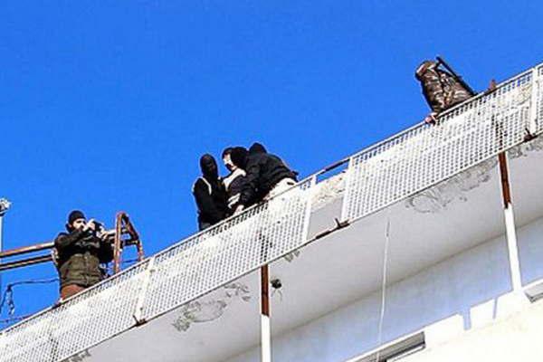 El Estado Islaacutemico asesinoacute a 5 homosexuales lanzaacutendolos desde un edificio en Irak