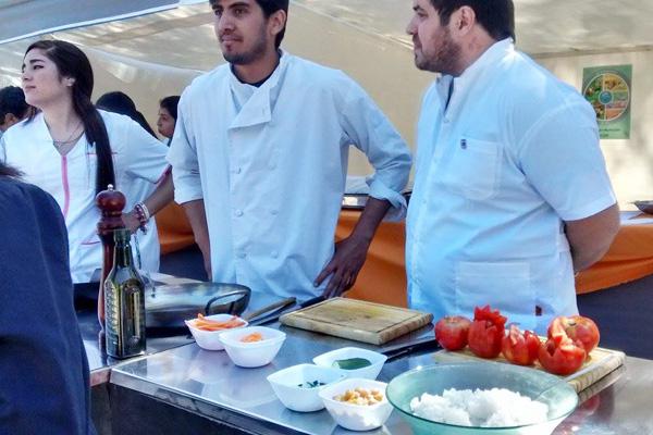 Futuros nutricionistas brindan consejos en la Plaza Libertad