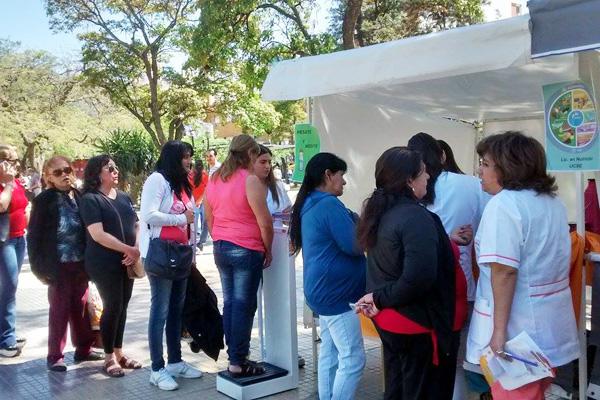 Futuros nutricionistas brindan consejos en la Plaza Libertad