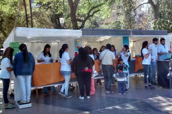 Futuros nutricionistas brindan consejos en la Plaza Libertad