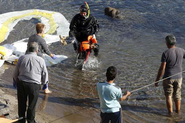 Otro drama de los refugiados- tres nintildeos y un bebeacute se ahogaron en Grecia