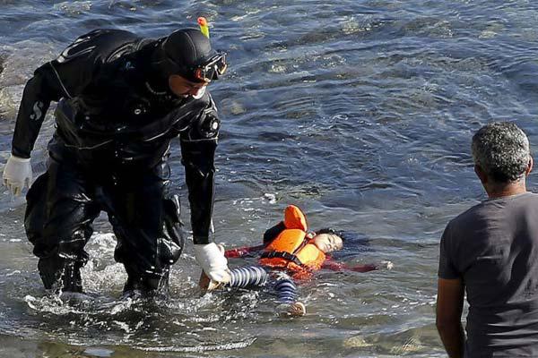 Otro drama de los refugiados- tres nintildeos y un bebeacute se ahogaron en Grecia