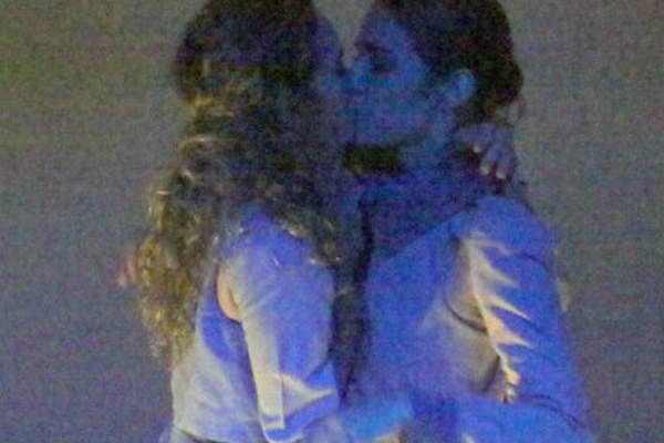 Juana Viale a los besos con una mujer