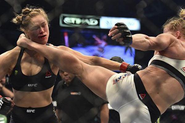 Holly Holm destronoacute a Ronda Rousey con una patada demoledora