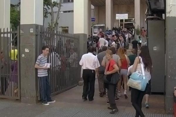 Malena Candelmo es la enfermera que encontroacute al bebeacute abandonado en el bantildeo 