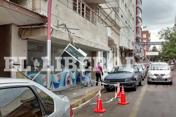 Un aire acondicionado quedoacute colgado de un cable en una vereda ceacutentrica