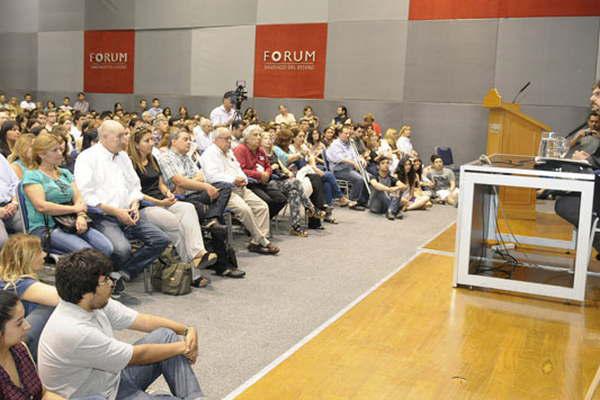 El historiador argentino habloacute sobre la vida desconocida del proacutecer