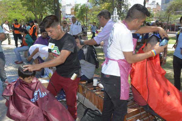 Peluqueros solidarios cortan el cabello a cambio de alimentos para los comedores