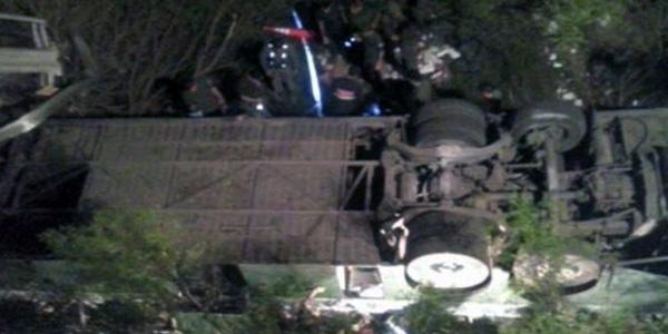 Desbarrancoacute un micro con gendarmes del destacamento Santiago del Estero en Salta- seriacutean 43 los muertos 